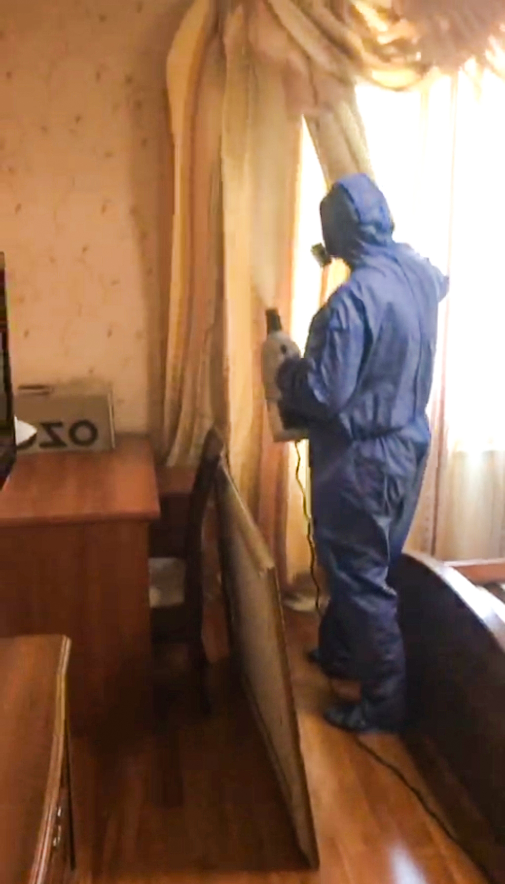 Дезинсектор в Саратове во врем обработки квартиры от тараканов и клопов