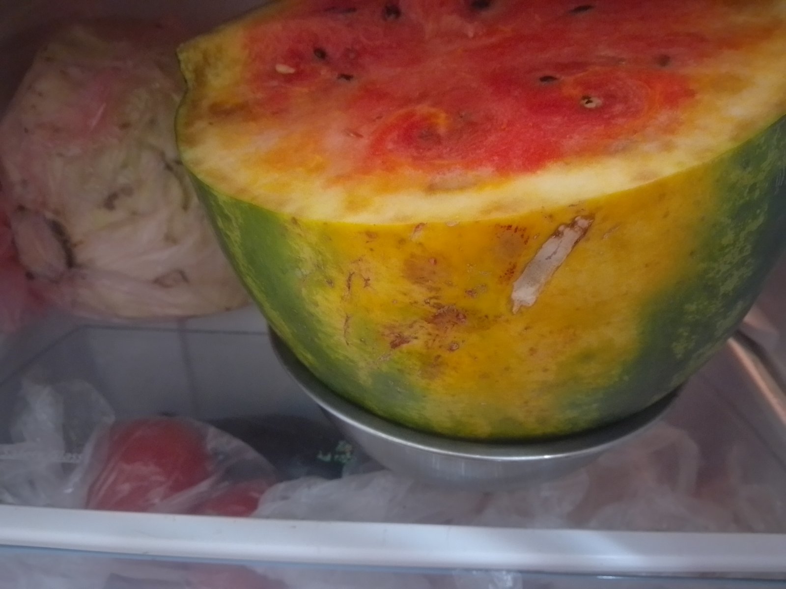 Устранение стойкого запаха тухлых продуктов из холодильника &mdash; профессиональная СЭС обработка после гниения и порчи еды