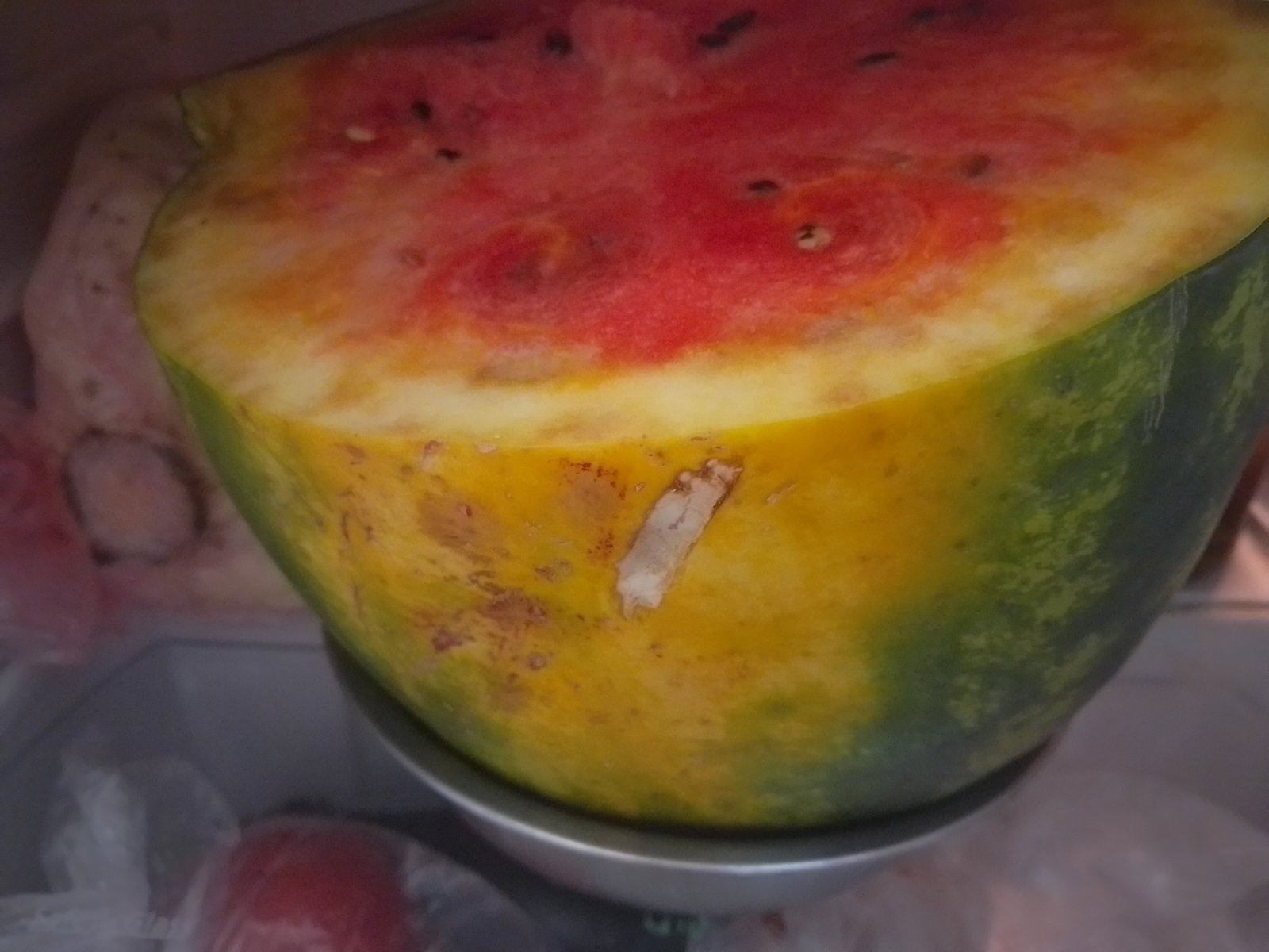 Профессиональная чистка холодильника после пропавших продуктов &mdash; устранение запаха тухлятины, гнили и плесени