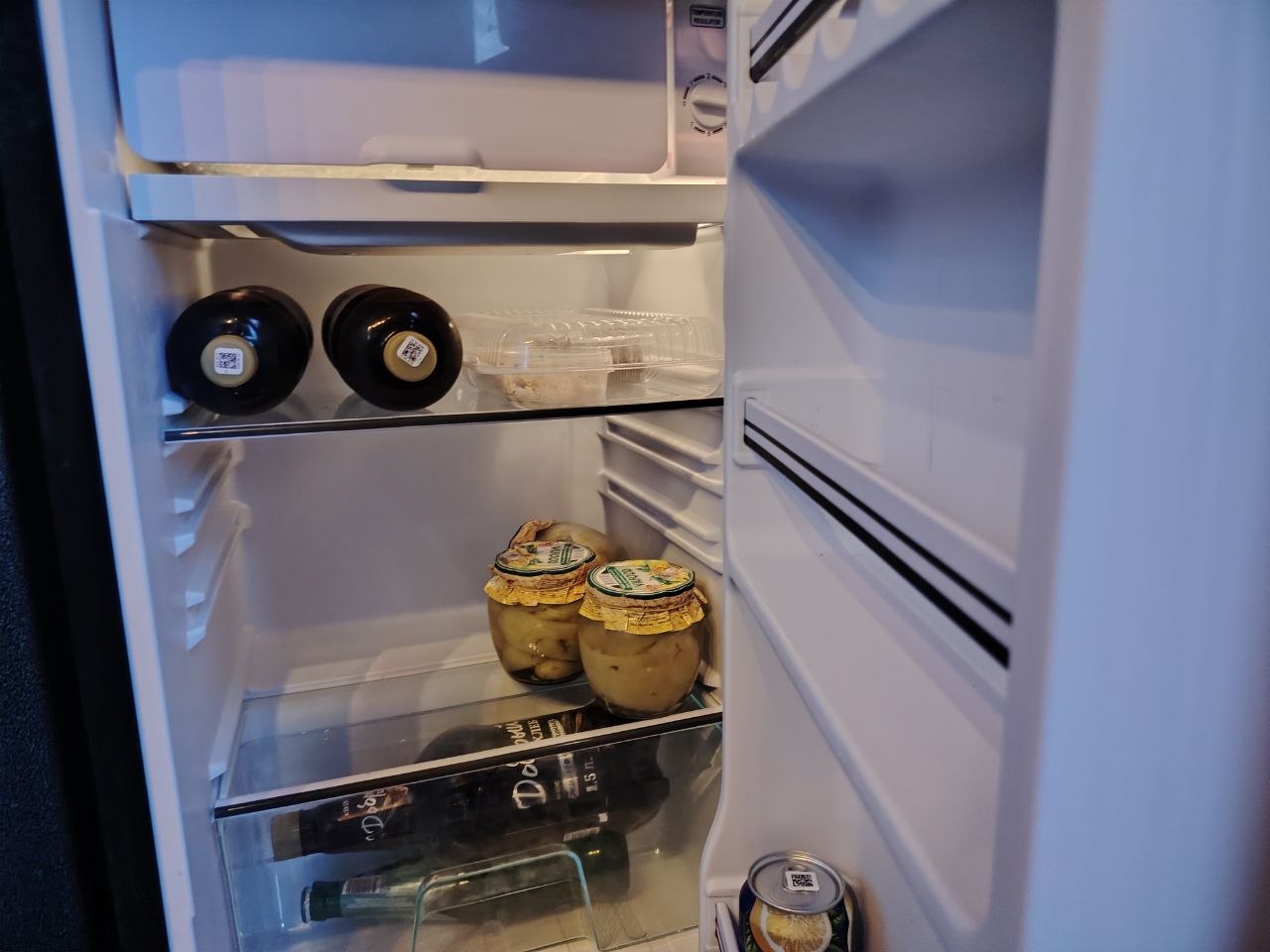 Почему холодильник начинает вонять